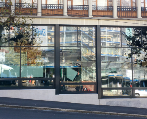 Façade vitrée de type poteau-traverse réalisée en acier pour une architecture moderne et lumineuse.